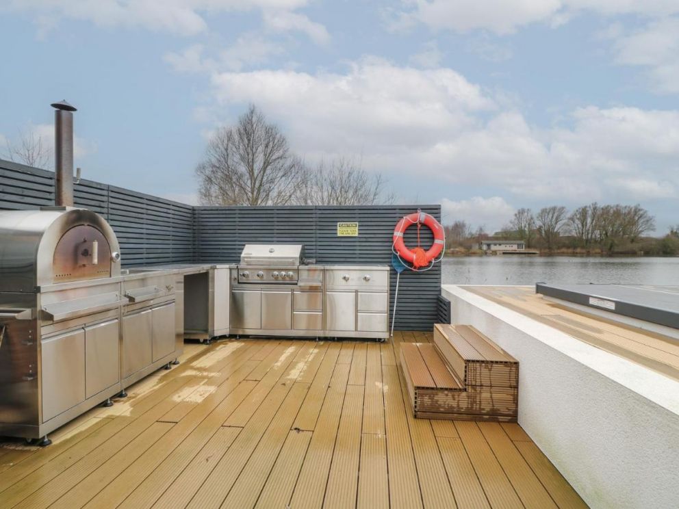 Tranquil Cove Spa Lodge, Langtoft Lakes