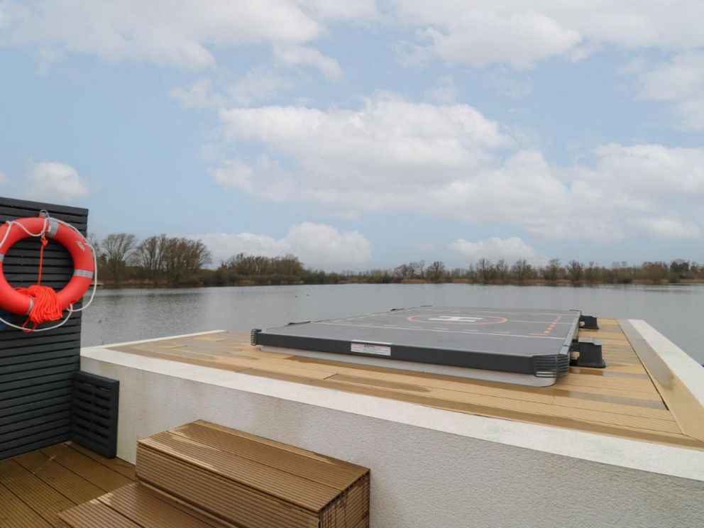 Tranquil Cove Spa Lodge, Langtoft Lakes