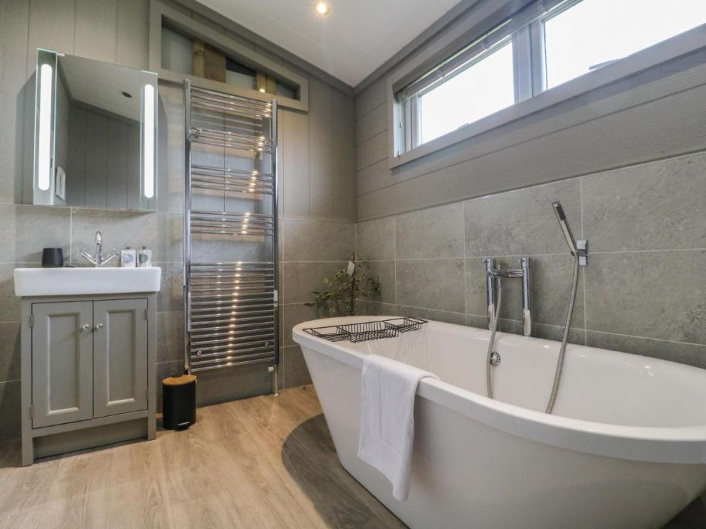 Tranquil Cove Spa Lodge, Langtoft Lakes