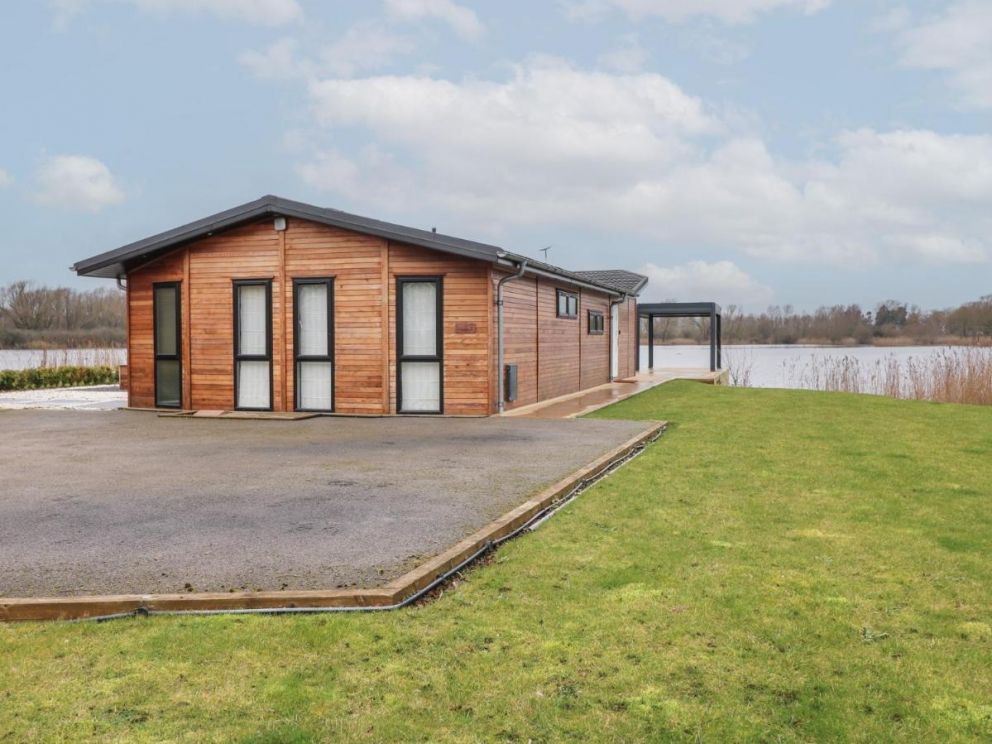 Tranquil Cove Spa Lodge, Langtoft Lakes