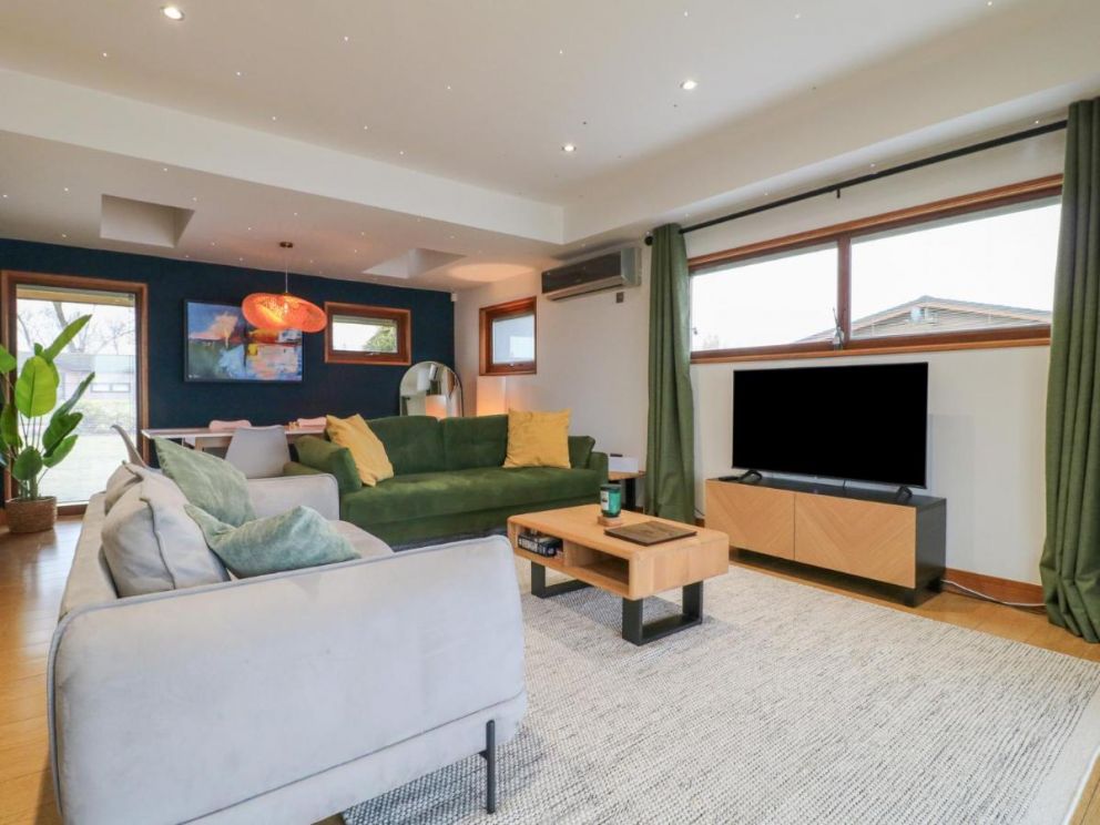 Tranquil Waters Cabin, Langtoft Lakes