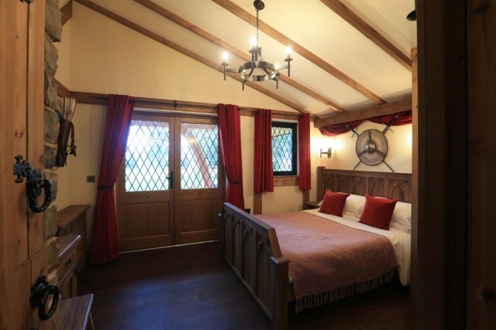 Warwick Castle Knight's Village, Warwick, Warwickshire - within the grounds of Warwick Castle, with WiFi.  Archery, bar and restuarant with evening entertainment