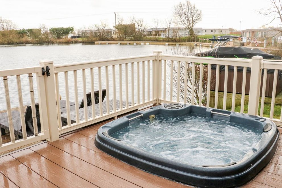 Tattershall Lakes cabins with hot tubs