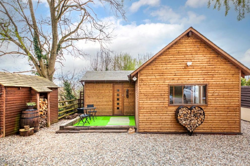 Wits End Log Cabin, Warwick, Warwickshire - pet friendly log cabin, with woodburning stove and wifi