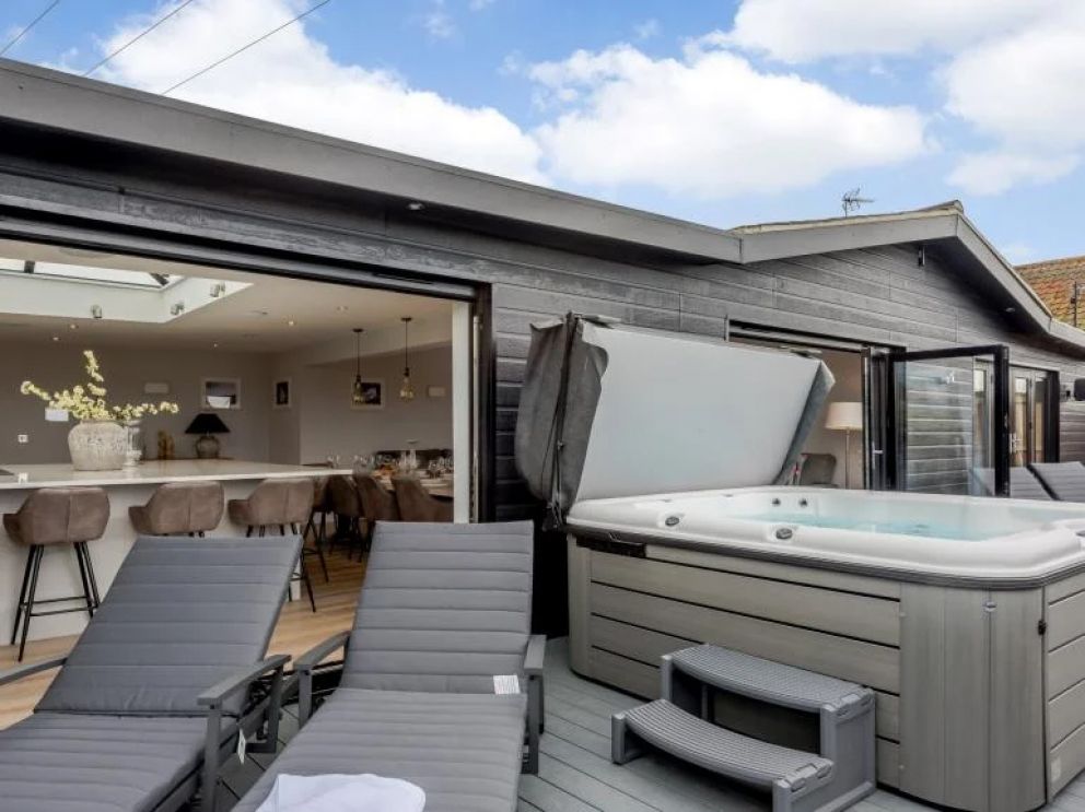 Mundesley Sea Glass Lodge in Mundesley - for rent with hot tub, close to the sea