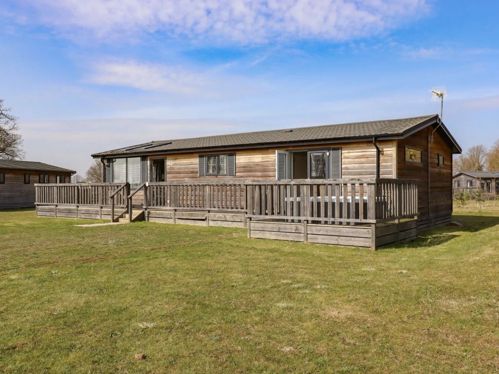 Skylarks in Fornham St Genevieve - lodge for rent in Suffolk with hot tub