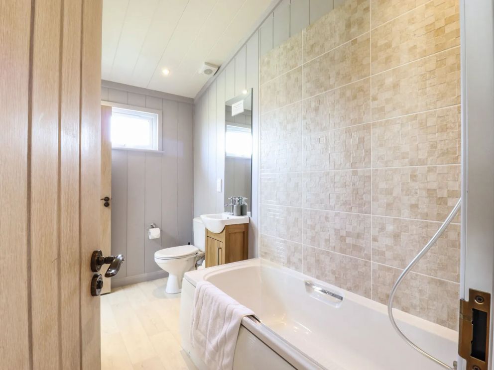 Skylarks in Fornham St Genevieve - lodge for rent in Suffolk with hot tub