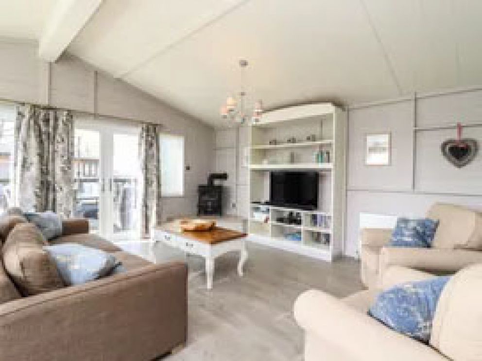 Skylarks in Fornham St Genevieve - lodge for rent in Suffolk with hot tub