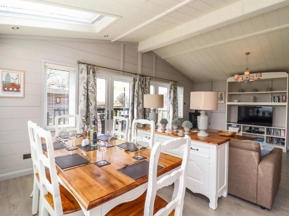 Skylarks in Fornham St Genevieve - lodge for rent in Suffolk with hot tub