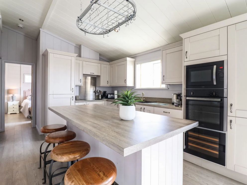 Skylarks in Fornham St Genevieve - lodge for rent in Suffolk with hot tub