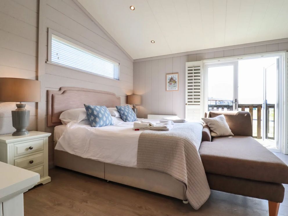 Skylarks in Fornham St Genevieve - lodge for rent in Suffolk with hot tub