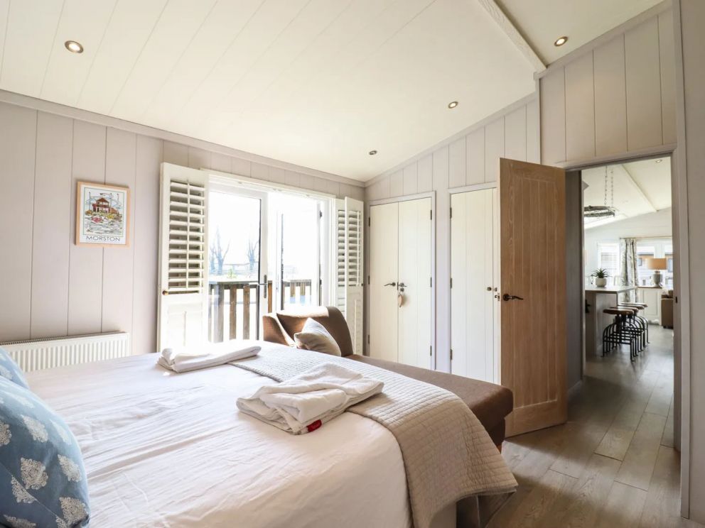 Skylarks in Fornham St Genevieve - lodge for rent in Suffolk with hot tub