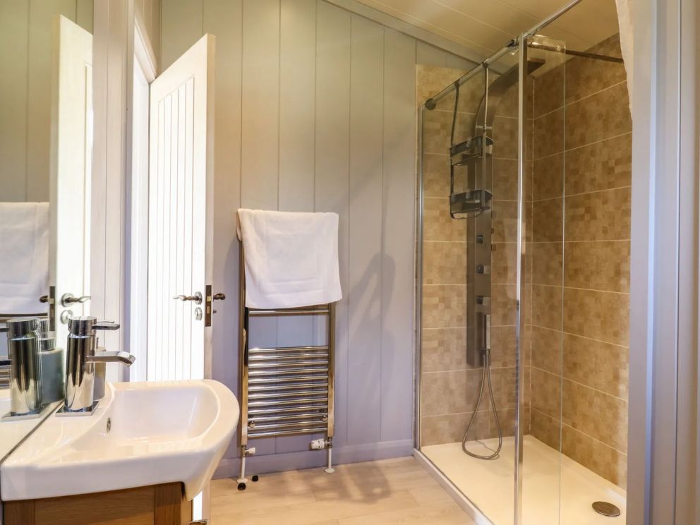 Skylarks in Fornham St Genevieve - lodge for rent in Suffolk with hot tub