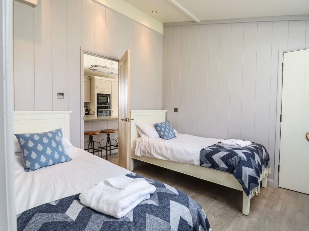 Skylarks in Fornham St Genevieve - lodge for rent in Suffolk with hot tub