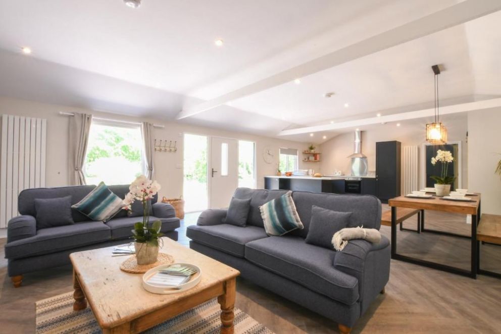 The Piglets - holiday lodge for rent, with hot tub and wood burning stove in Newbourne, Suffolk