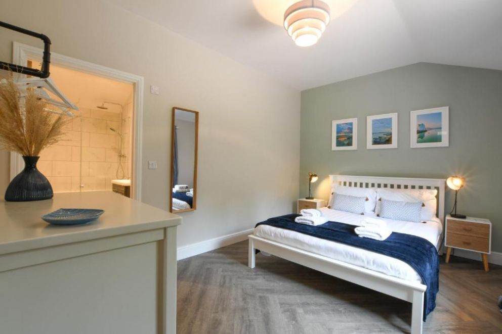 The Piglets - holiday lodge for rent, with hot tub and wood burning stove in Newbourne, Suffolk