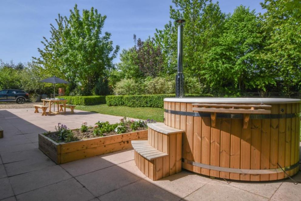 The Piglets - holiday lodge for rent, with hot tub and wood burning stove in Newbourne, Suffolk