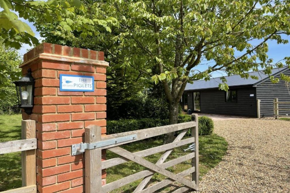 The Piglets - holiday lodge for rent, with hot tub and wood burning stove in Newbourne, Suffolk