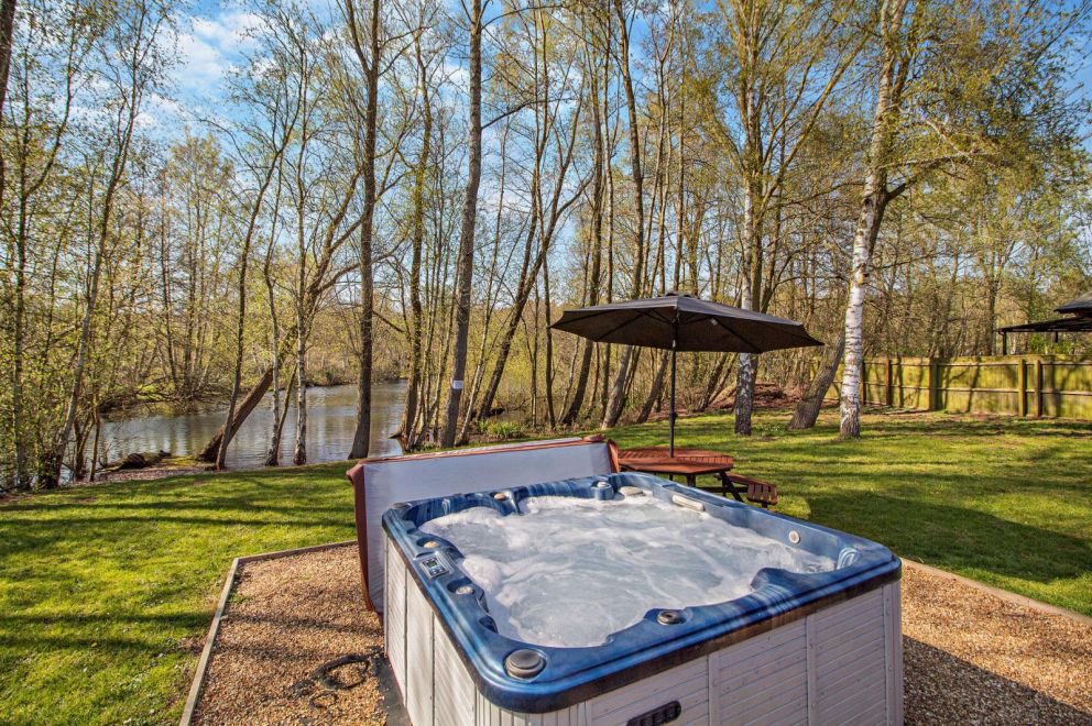 Waters Edge Lakeside Cabin at Pentney Lakes