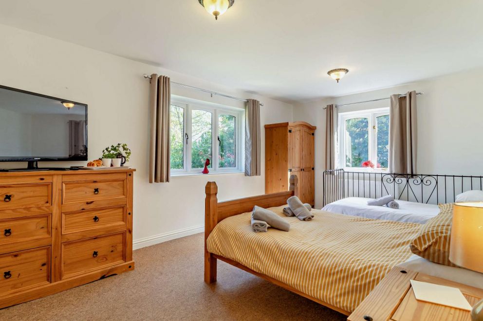 Waters Edge Lakeside Cabin at Pentney Lakes