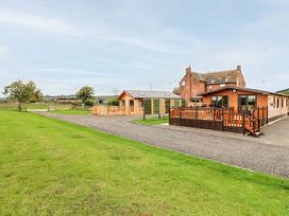 Brook House Farm, Derbyshire - Lodges and Cottages to rent with hot tubs