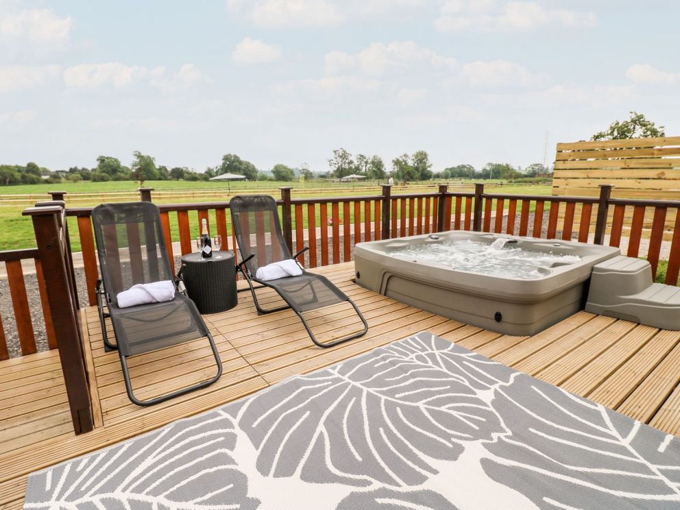 Brook House Farm, Derbyshire - Lodges and Cottages to rent with hot tubs