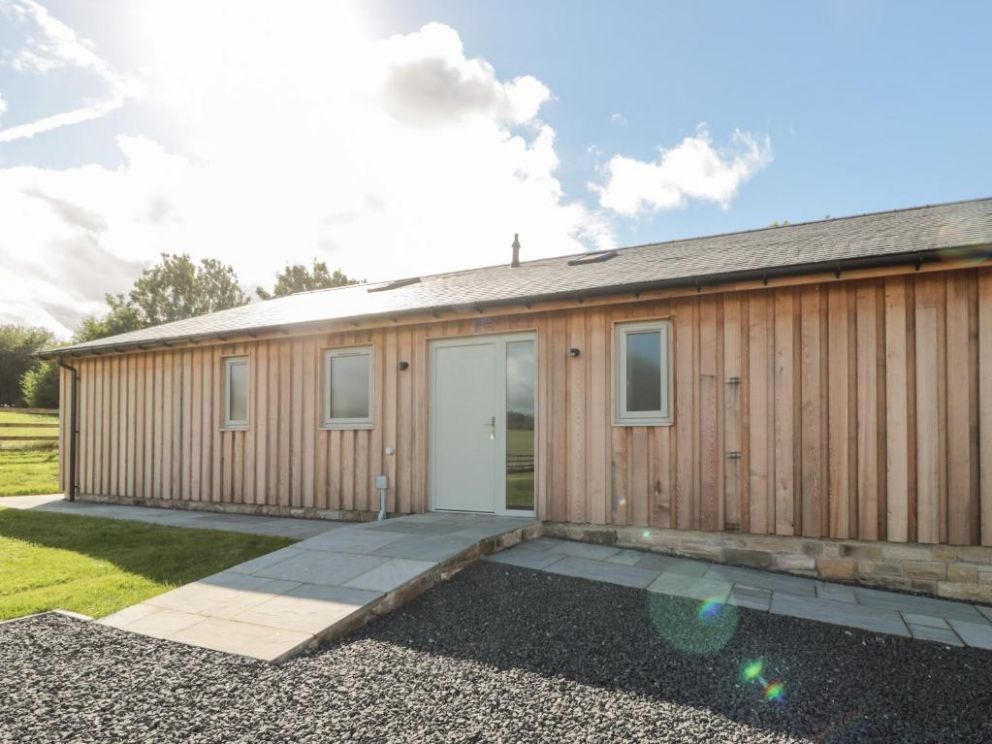 Clover Cottage, Bingfield, Northumberland - lodge sleeps 8 guests with wood burning stove