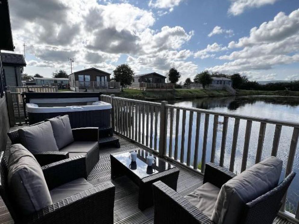 Diddly Squat Lodge with hot tub, Pendle View Holiday Park