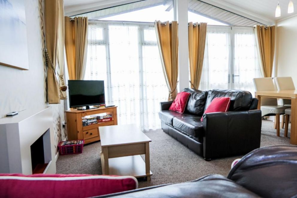 Dove Lodge Ashbourne Heights, Fenny Bentley, Ashbourne - for rent on holiday park with indoor swimming pool, shop and children's playground in Derbyshire