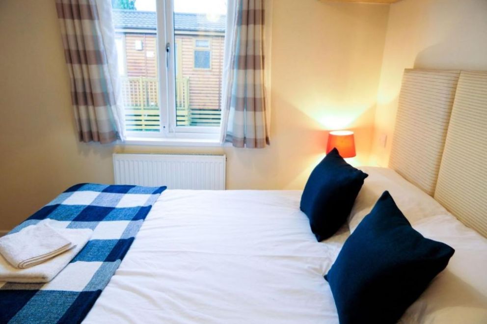 Dove Lodge Ashbourne Heights, Fenny Bentley, Ashbourne - for rent on holiday park with indoor swimming pool, shop and children's playground in Derbyshire