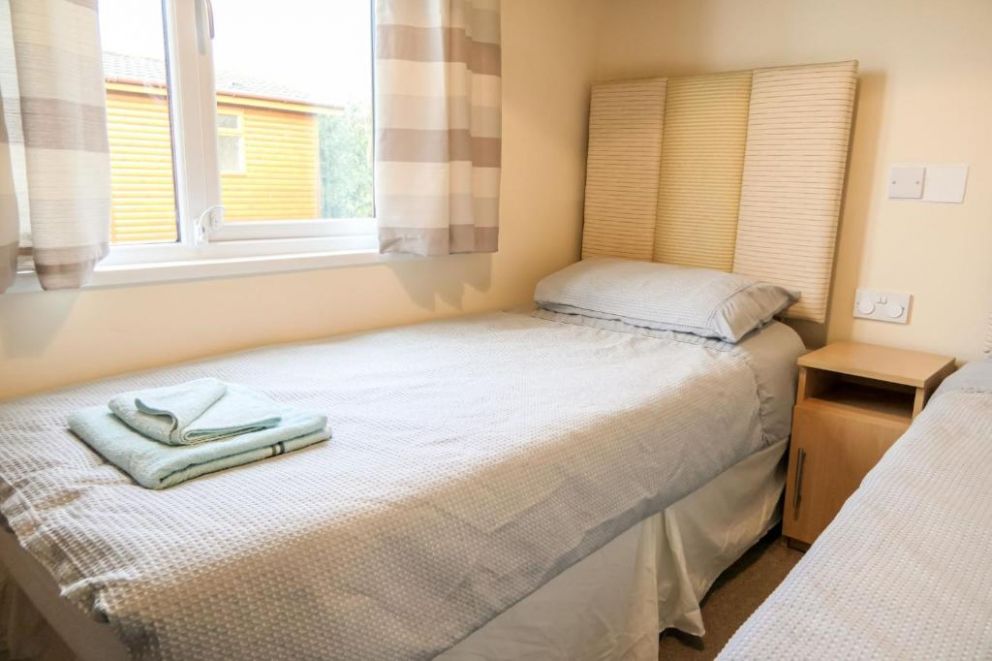 Dove Lodge Ashbourne Heights, Fenny Bentley, Ashbourne - for rent on holiday park with indoor swimming pool, shop and children's playground in Derbyshire