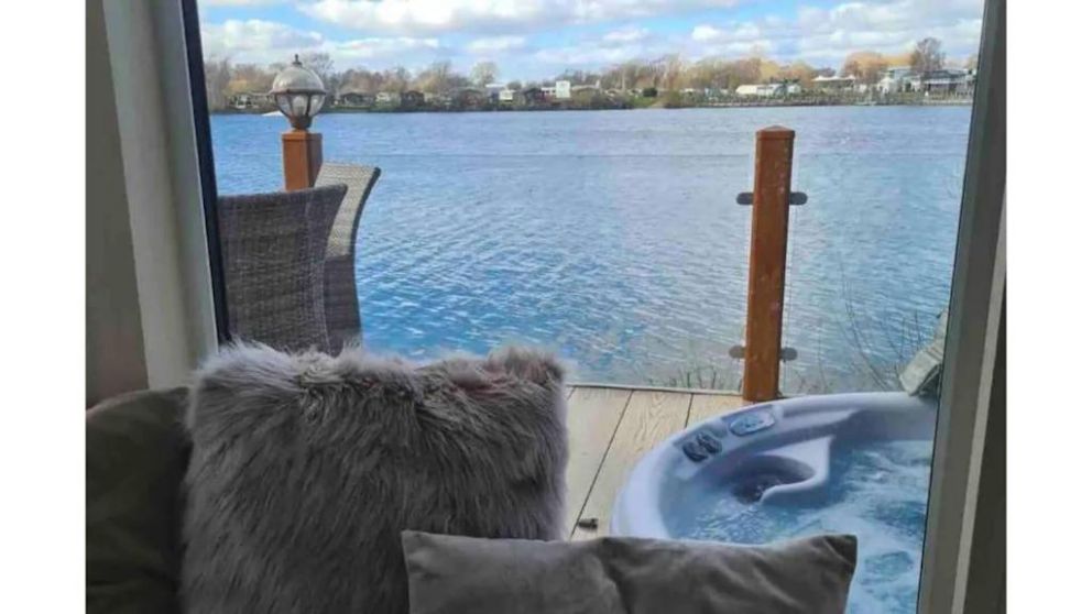 Fable Lodge at Tattershall Lakes, Lincolnshire - holiday lodge, with hot tub. Park facilities include, fishing lakes, water sports, restaurant, spa, indoor pool