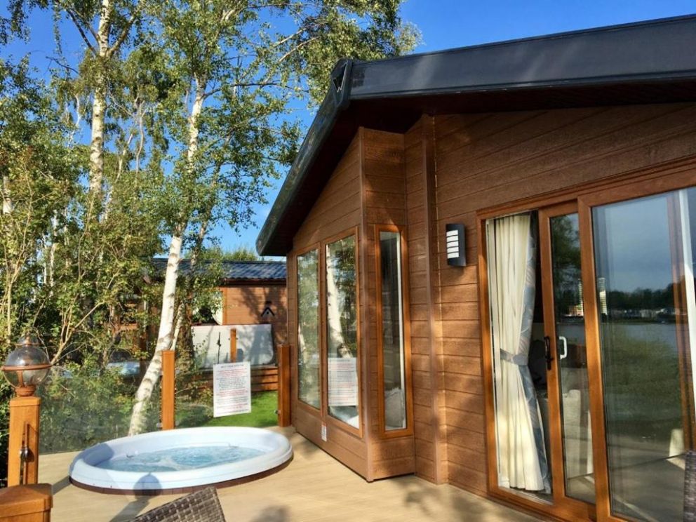Fable Lodge at Tattershall Lakes, Lincolnshire - holiday lodge, with hot tub. Park facilities include, fishing lakes, water sports, restaurant, spa, indoor pool