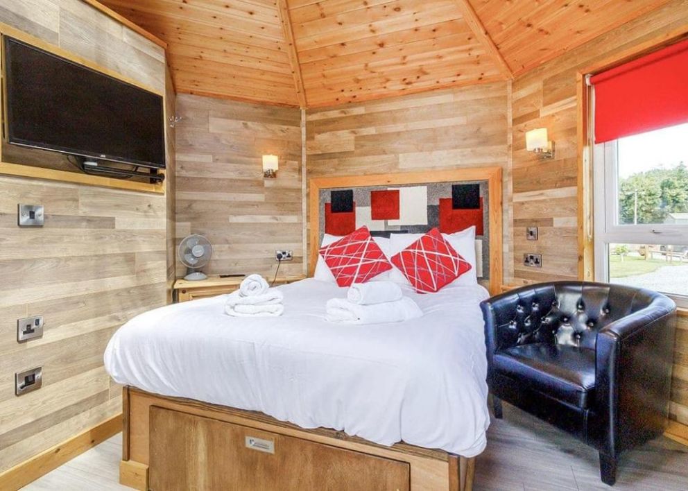 Green Meadows park romantic breaks near Hull with hot tub