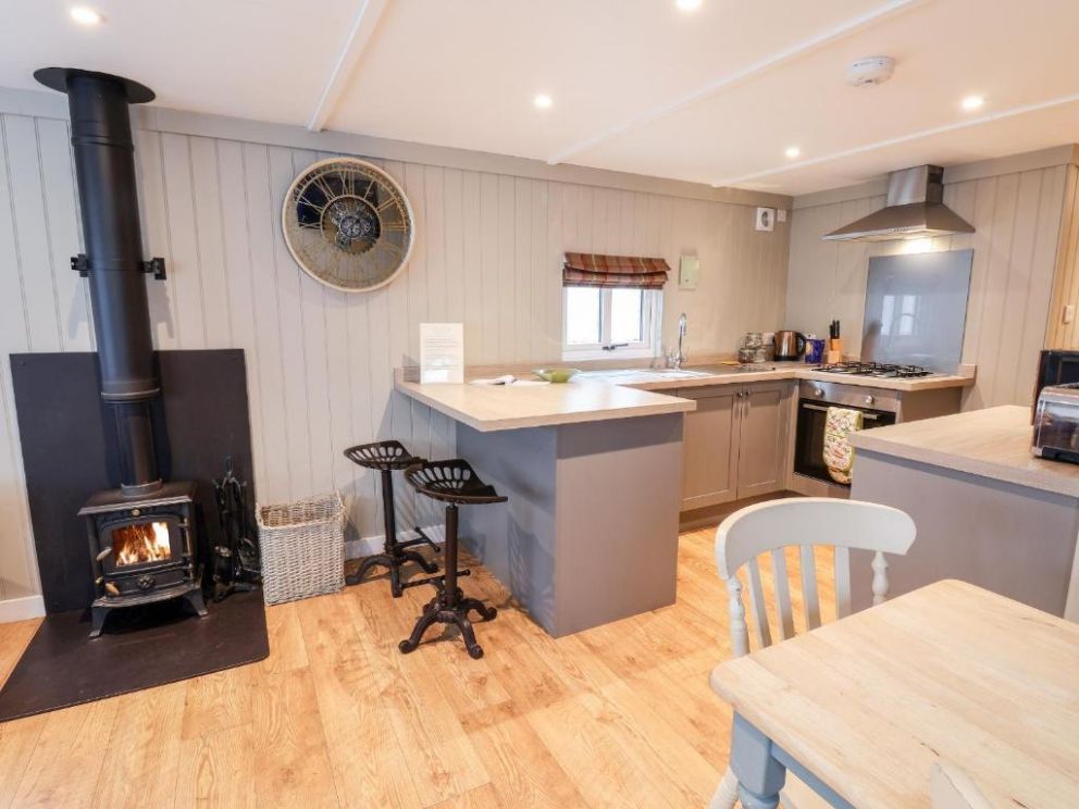 Grouse Lodge, Scarborough, North Yorkshire - dog friendly lodge to rent with hot tub and wood burning stove