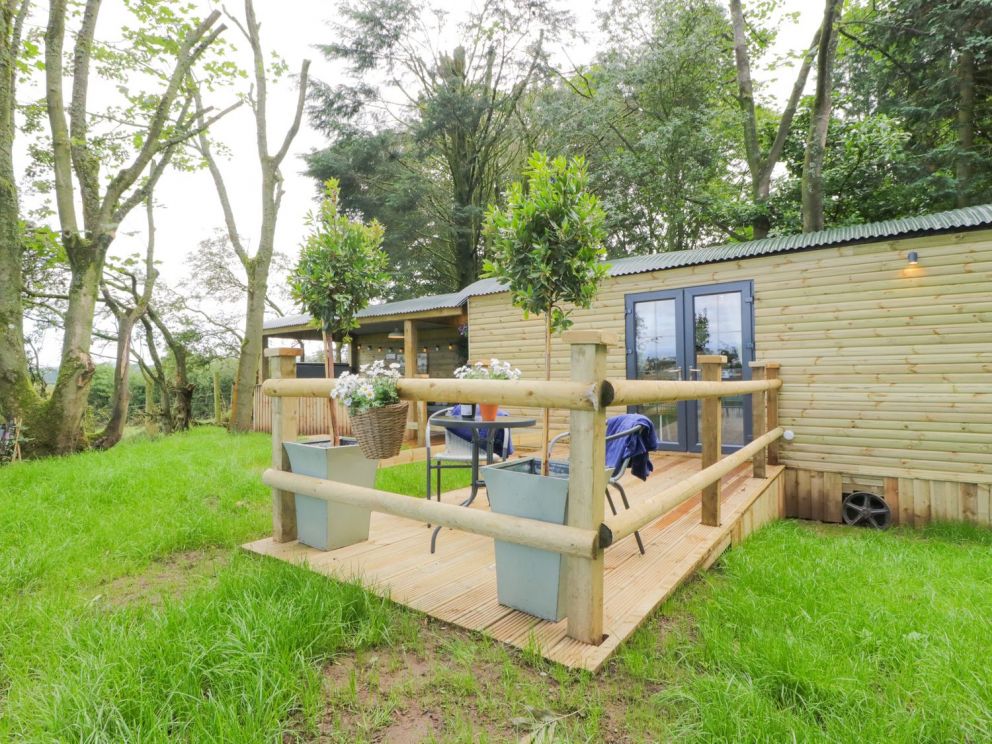 High Rigg Shepherd's Sunset, Cumbria - for rent with hot tub and wood burning stove