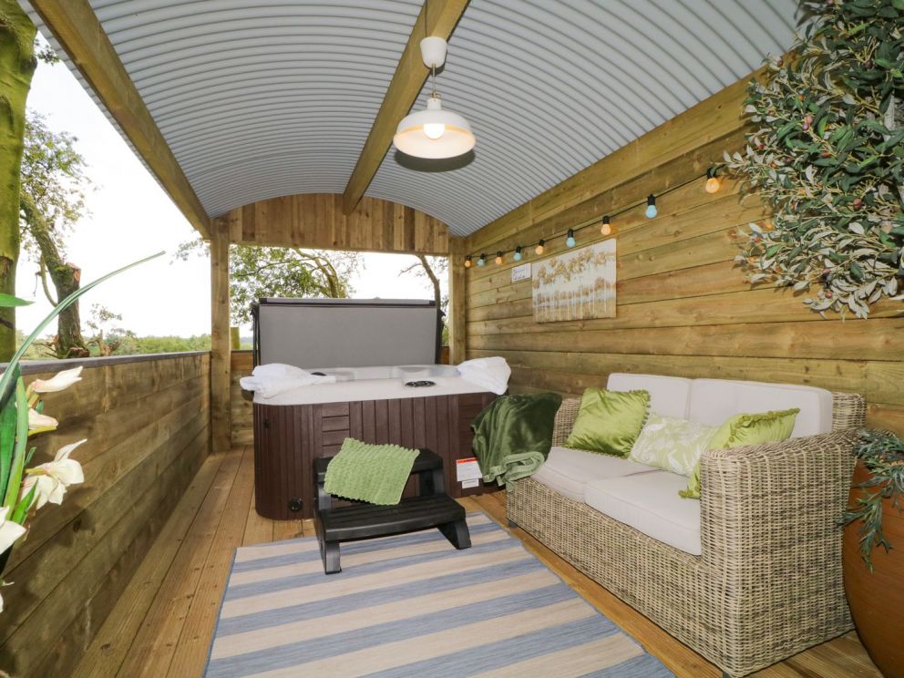 High Rigg Shepherd's Sunset, Cumbria - for rent with hot tub and wood burning stove