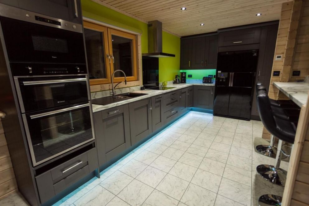 iLodge Ultra, Kenwick Park - for up to 15 guests to rent, with games room, sauna, wood burner, onsite facilities swimming pool, golf, tennis, spa