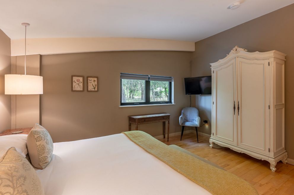 Jules Lodge with hot tub at Brompton Lakes in North Yorkshire