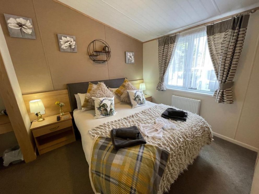 Rudd lake Luxury Lakeside Lodge at Tattershall Lakes, Lincolnshire - pet friendly, holiday lodge, lakeside with hot tub and fishing
