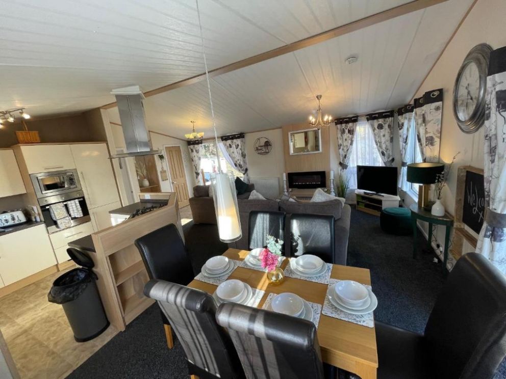 Rudd lake Luxury Lakeside Lodge at Tattershall Lakes, Lincolnshire - pet friendly, holiday lodge, lakeside with hot tub and fishing