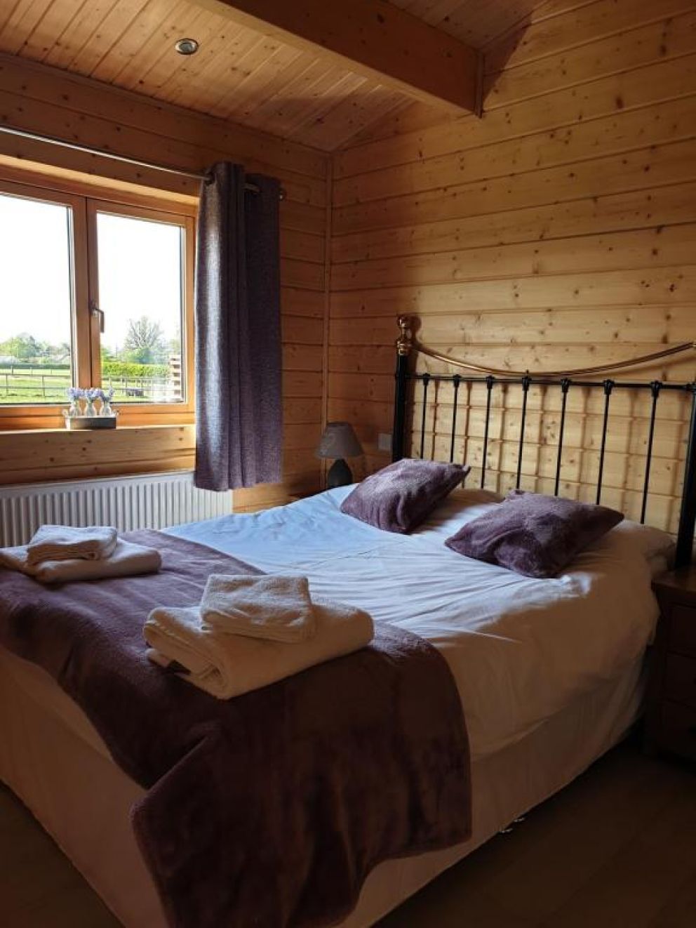 Ruth's Retreat, Shrewsbury, Shropshire - wheelchair accessible lodge for rent with hot tub