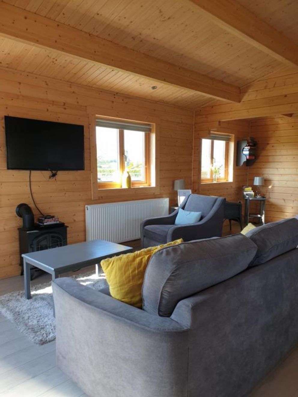 Ruth's Retreat, Shrewsbury, Shropshire - wheelchair accessible lodge for rent with hot tub