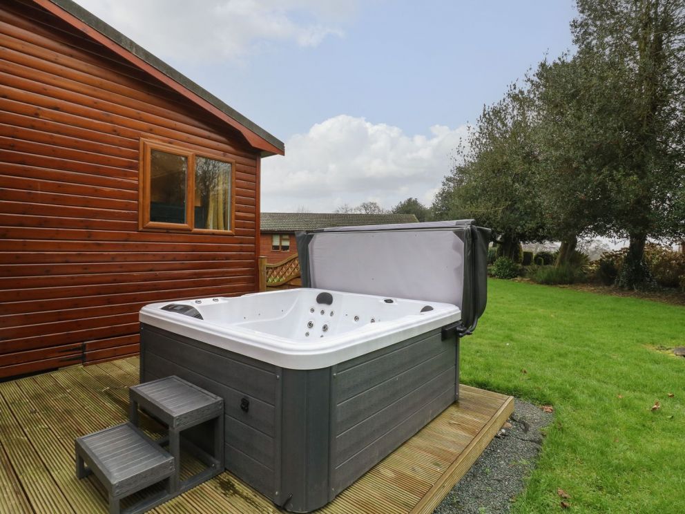 The Fairway at Cottingham Parks Golf & Leisure Club - lodge for rent, with hot tub