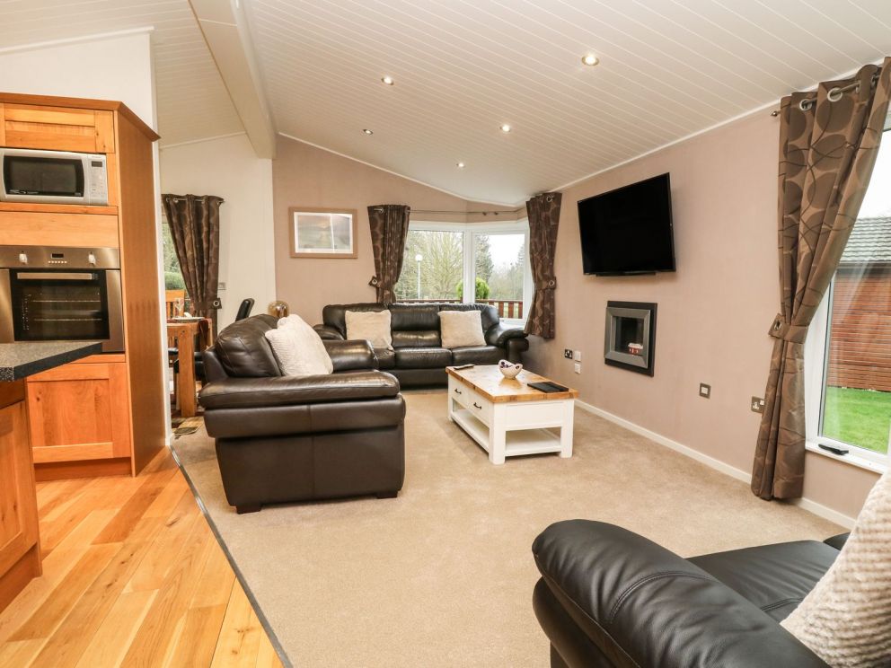 The Fairway at Cottingham Parks Golf & Leisure Club - lodge for rent, with hot tub