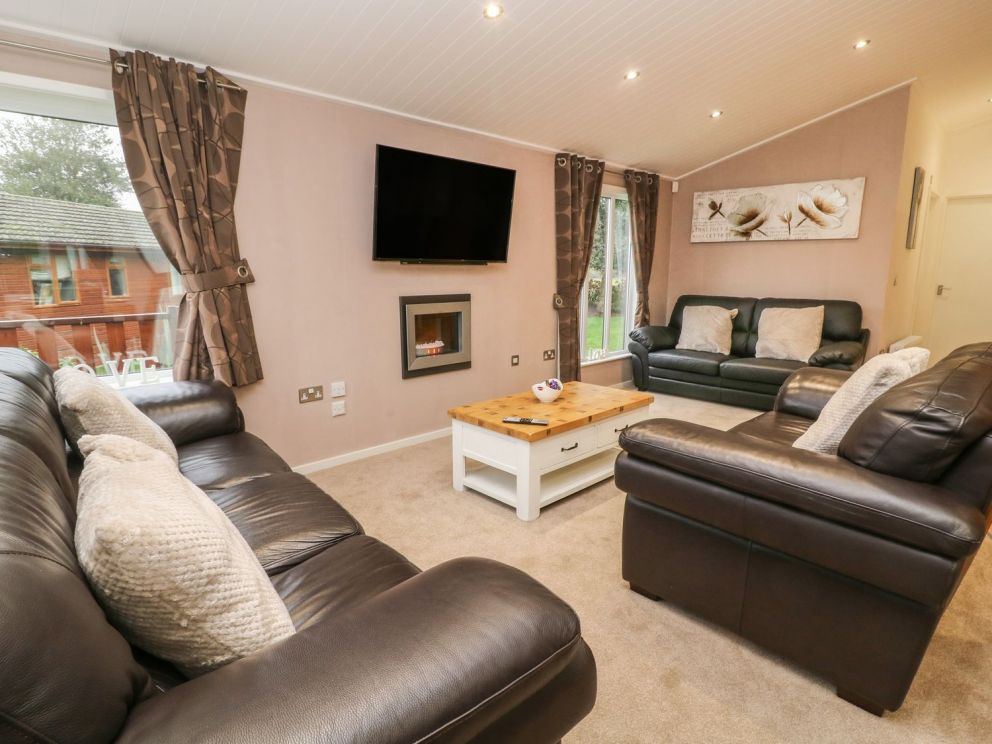The Fairway at Cottingham Parks Golf & Leisure Club - lodge for rent, with hot tub