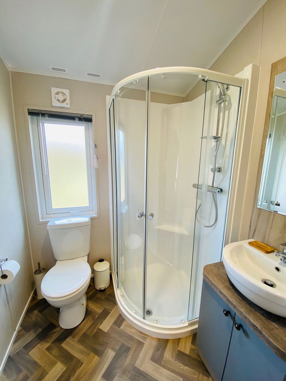 The Lodge ensuite shower at Docker Holiday Park 
