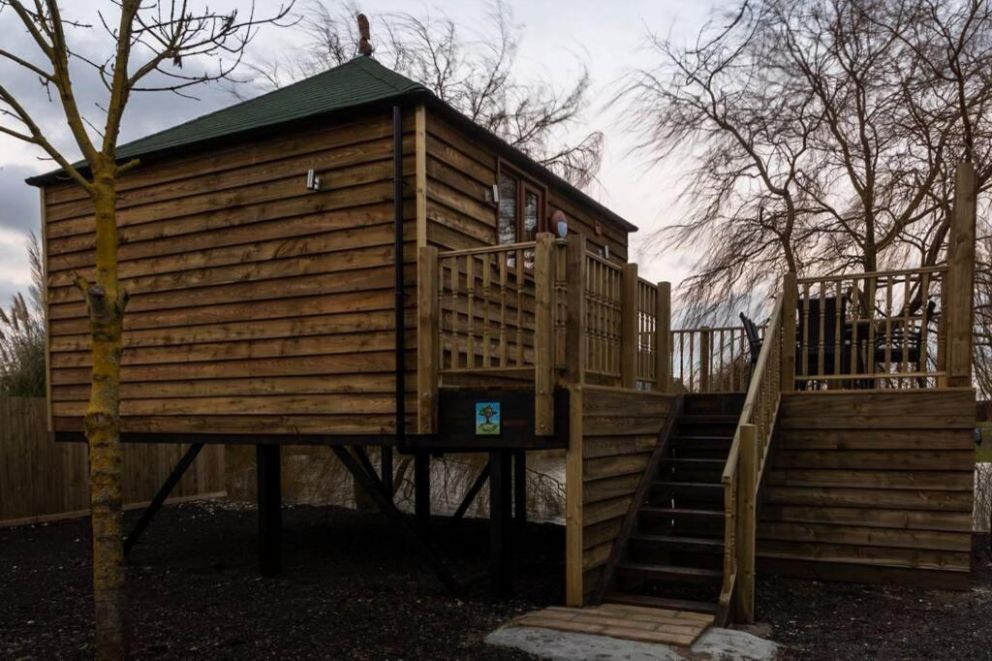 The Treehouse, Old Leake - for rent with lake view and terrace