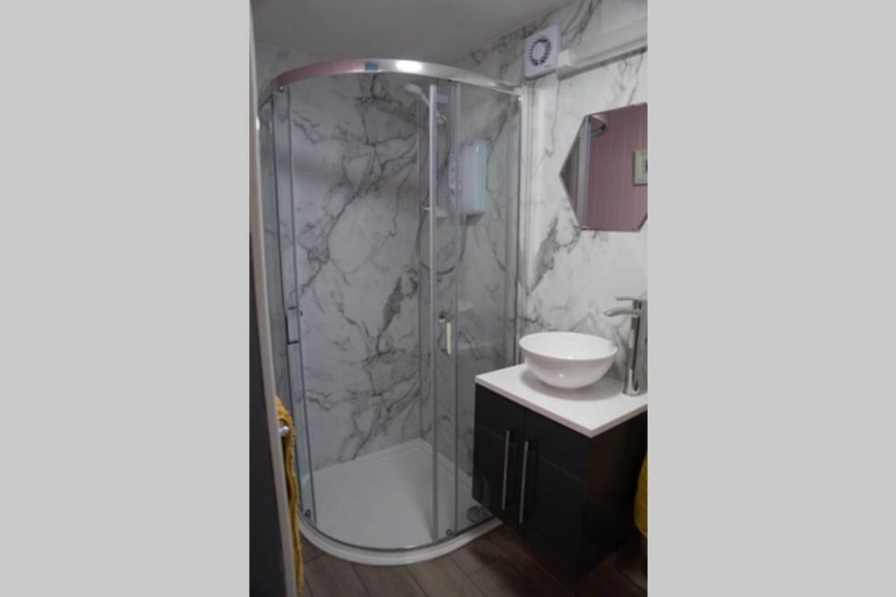 The Treehouse, Old Leake - for rent with lake view and terrace