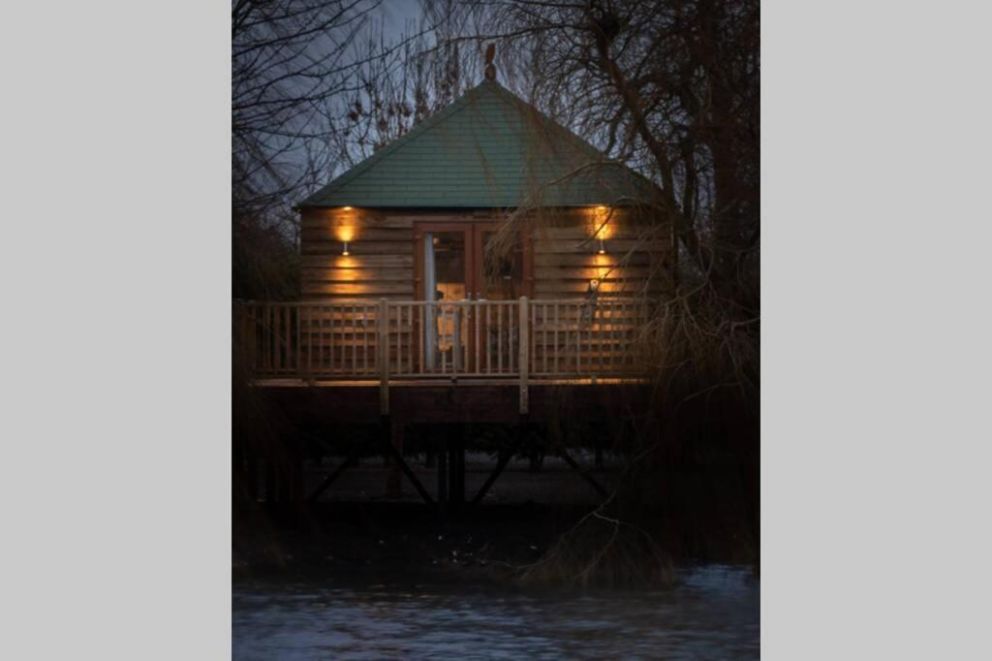 The Treehouse, Old Leake - for rent with lake view and terrace